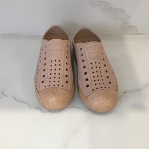 Native pink shoes J1